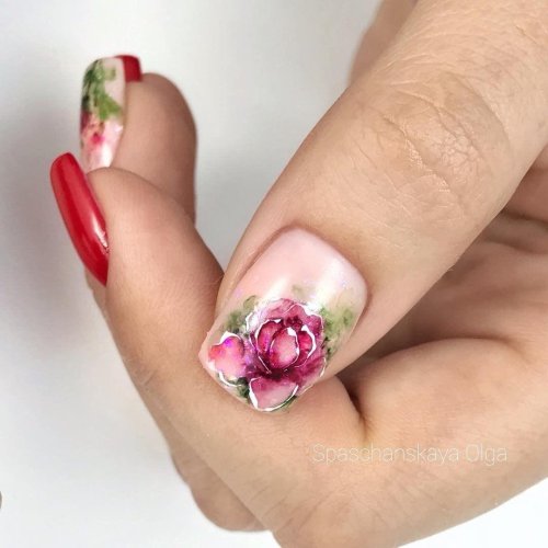Красный маникюр с акварельными цветами