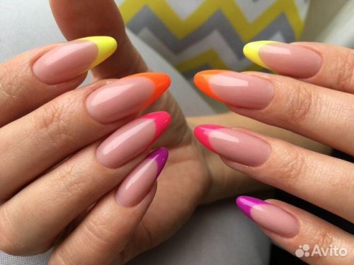 Французский маникюр цветной миндаль