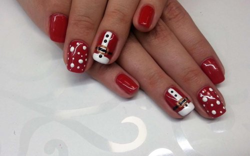 Маникюр на короткие ногти красный со снеговиком