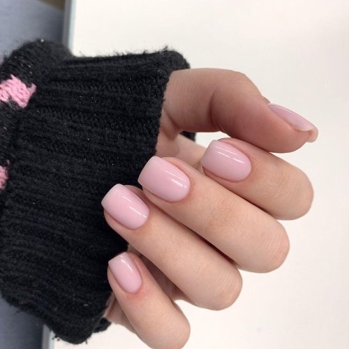 Розовые ногти короткие