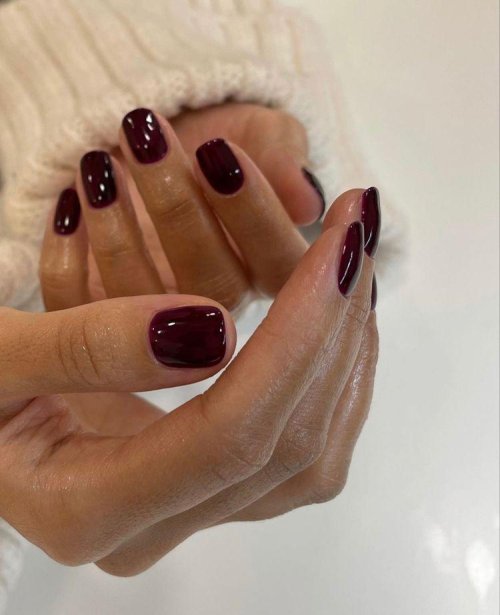 Бордовые ногти короткие