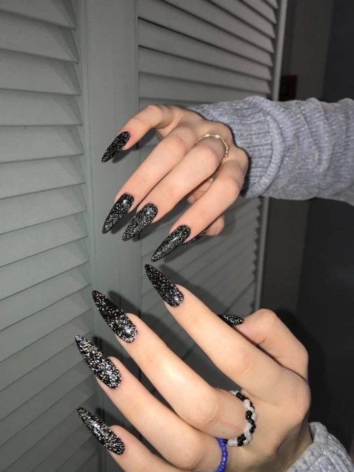 Длинные черные ногти