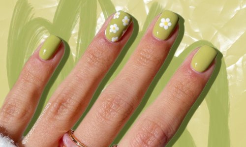 Весенний маникюр на короткие ногти с ромашками