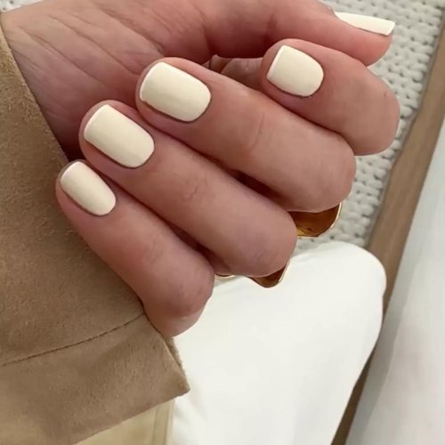 Молочный маникюр на короткие ногти