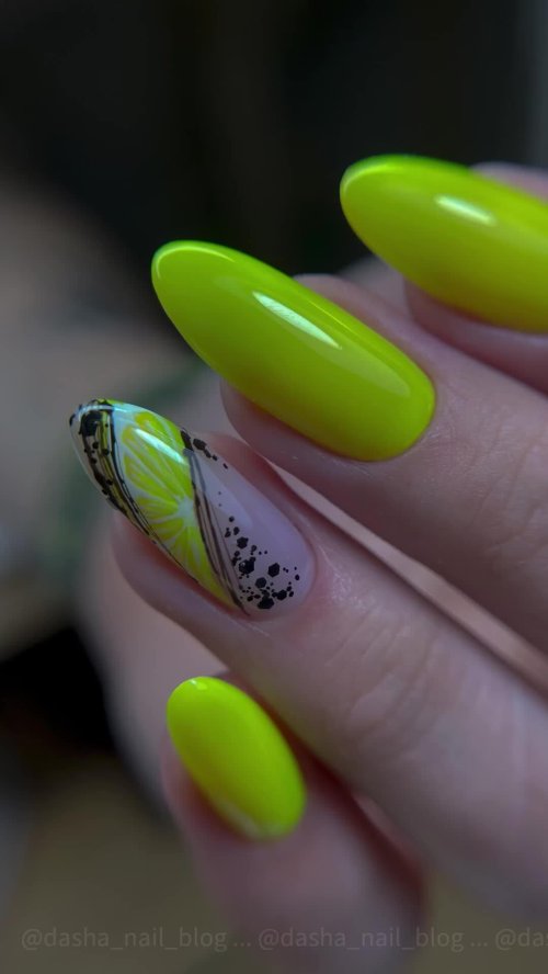 Маникюр яркий летний