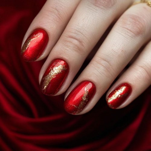 Маникюр на короткие ногти красный с золотом