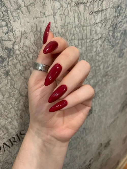 Маникюр миндаль красный