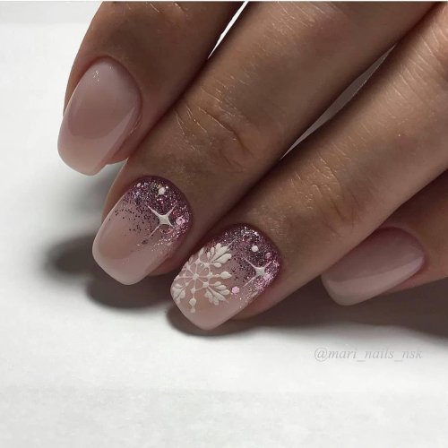 Нежный новогодний маникюр на короткие ногти
