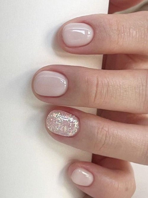Маникюр нюдовый с блестками на короткие ногти