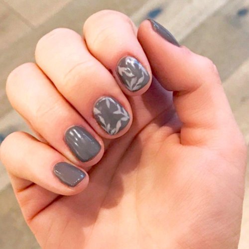 Серый маникюр на короткие