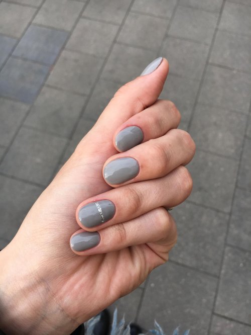 Серый маникюр на короткие ногти
