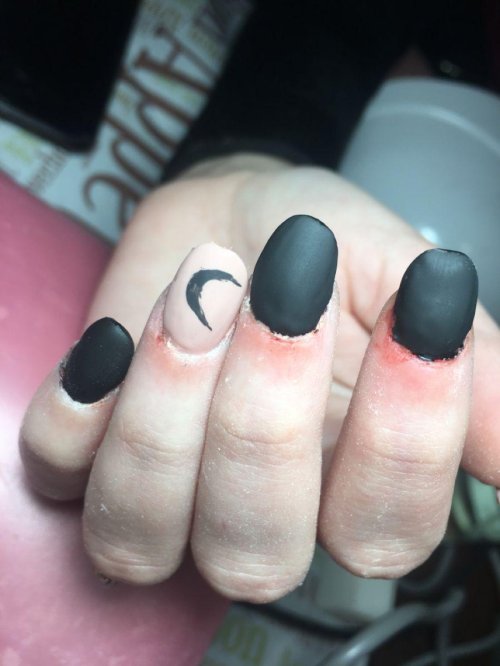 Черные ногти короткие