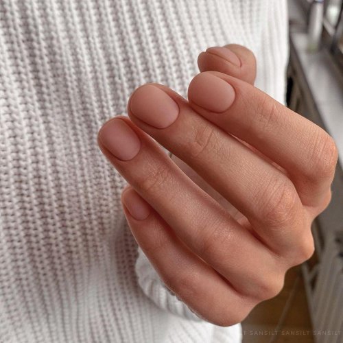 Нюдовый маникюр на короткие ногти квадратной формы