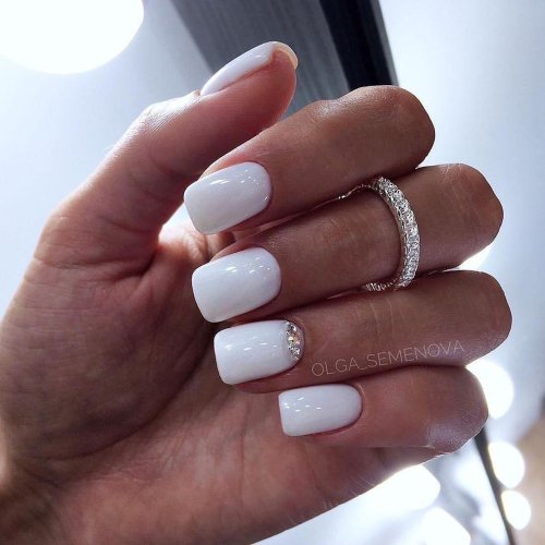 Белые ногти короткие