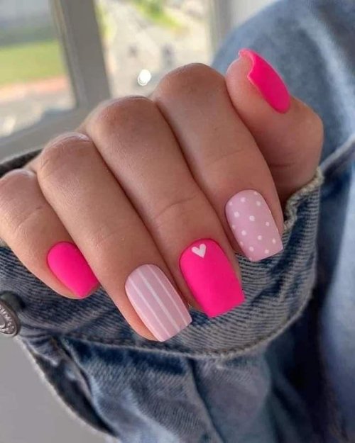 Розовые ногти короткие