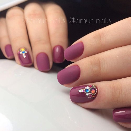 Сливовый маникюр на короткие ногти