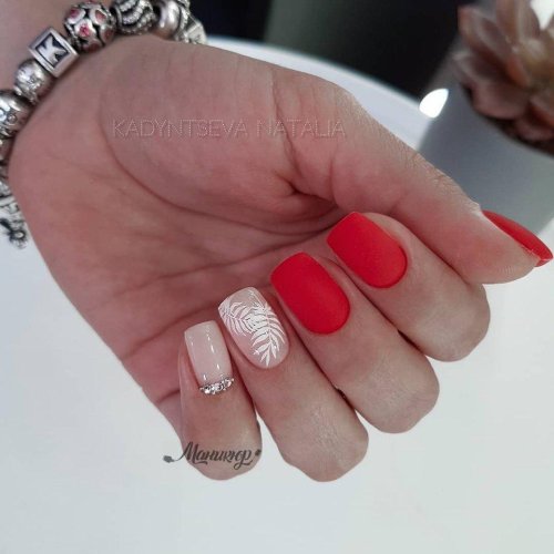 Красный матовый маникюр на короткие