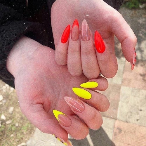 Ногти миндаль яркие