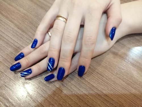 Синий маникюр с полосками