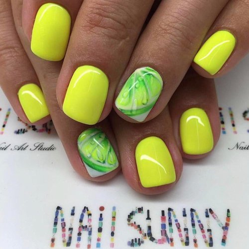 Маникюр на короткие ногти яркие