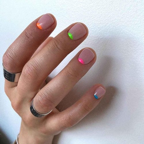 Неоновый френч на короткие ногти