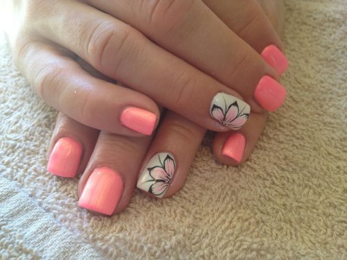 Коралловый маникюр на короткие ногти