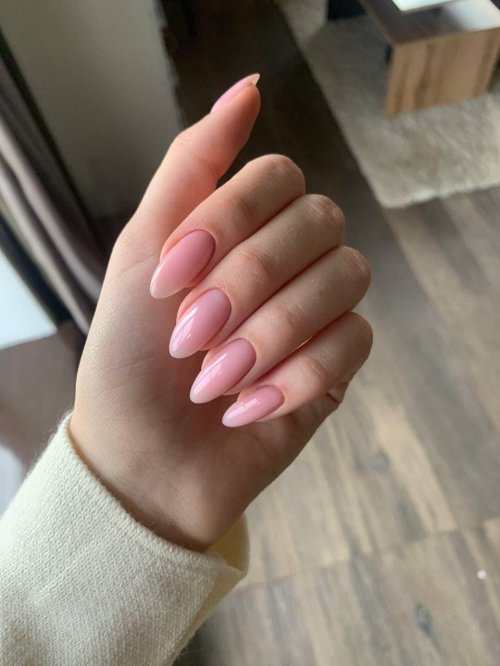 Миндальные ногти короткие