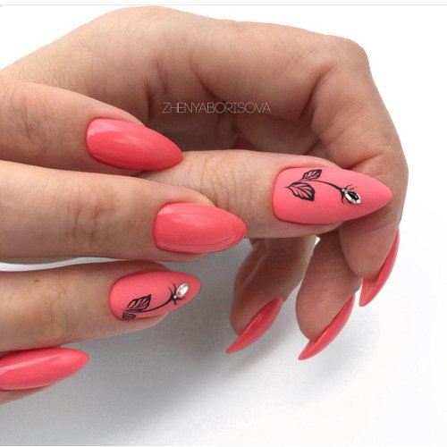 Коралловый маникюр с дизайном
