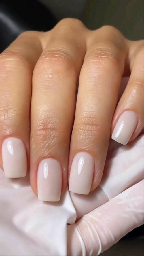 Нюдовый маникюр на короткие ногти квадратной формы
