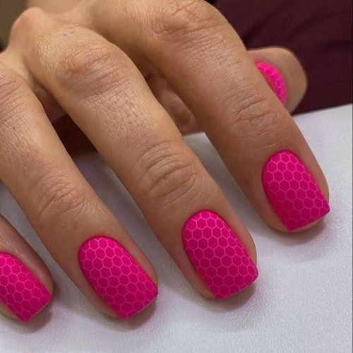 Малиновый маникюр на короткие ногти
