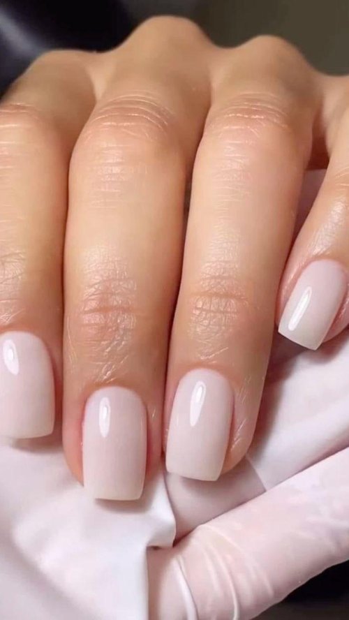 Нюдовый маникюр на короткие ногти квадратной формы